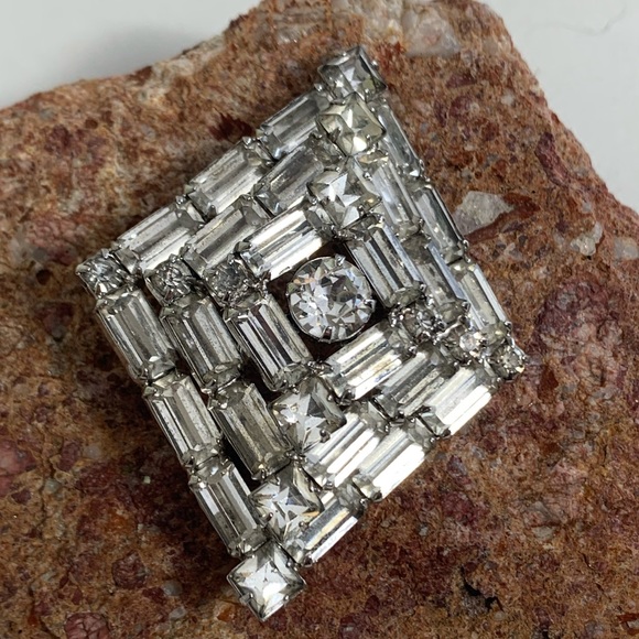 Vintage Warner Domed Tiered Rhinestone Brooch Pin Diamond Shape Elegant Bling - Picture 6 of 6